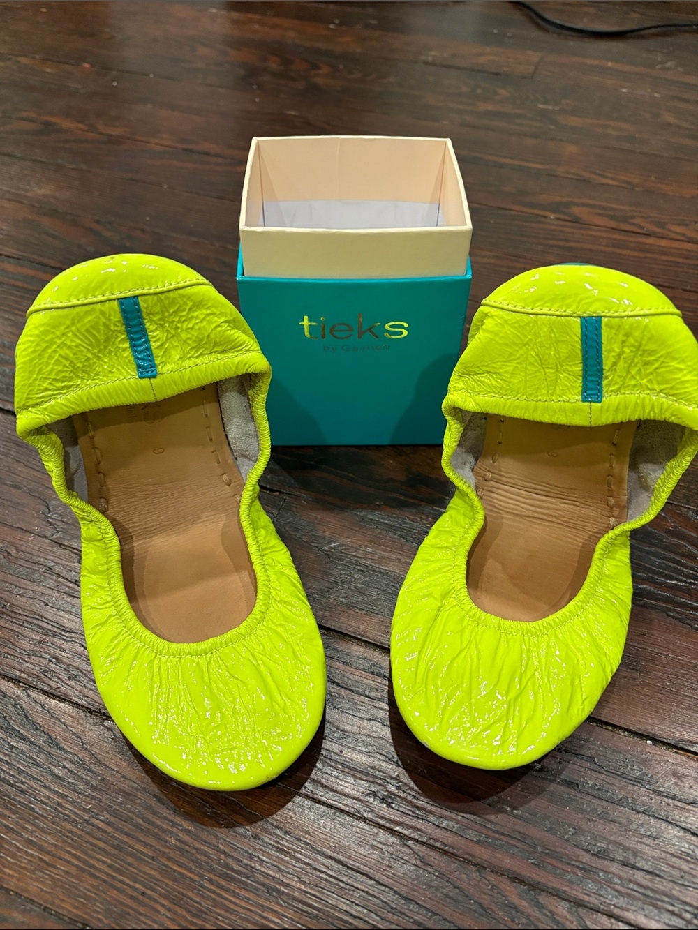 🍒Tieks UnMellow Neon Yellow flats🍒